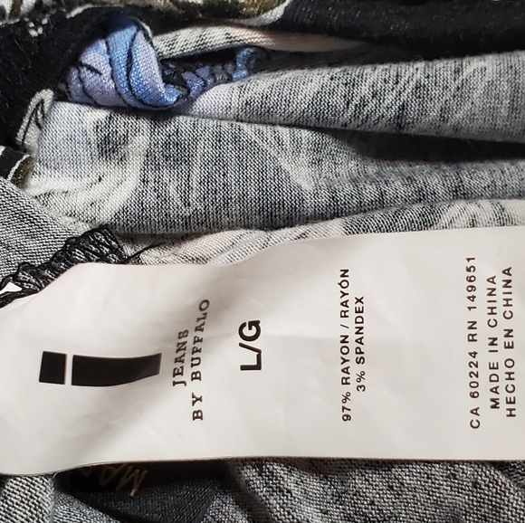 🔥FREE🔥Floral off shoulder blouse LG - Picture 3 of 8